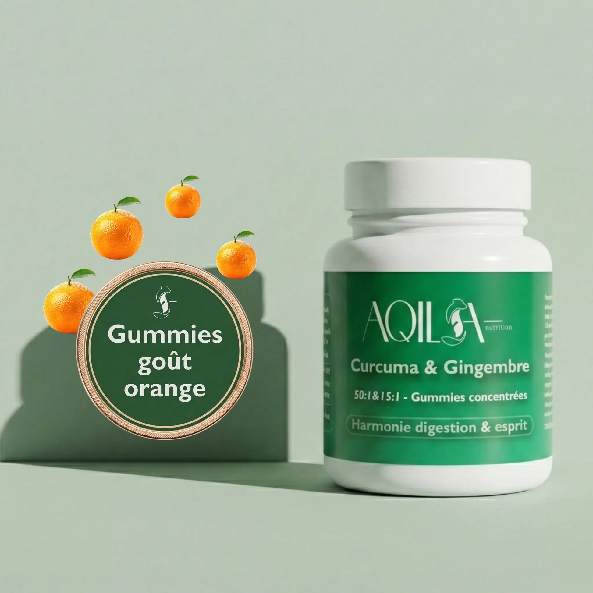 Le complexe gummies curcuma et gingembre de chez Aqila avec un badge " Gummies goût orange" et des orange en lévitation