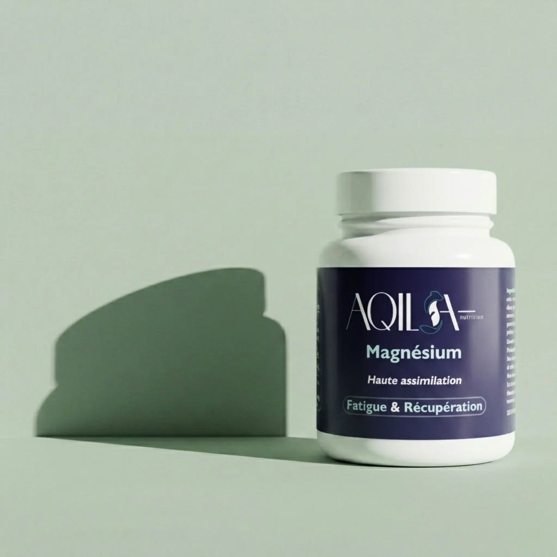 Flacon de Magnésium de la marque Aqila sur un fond gris pâle