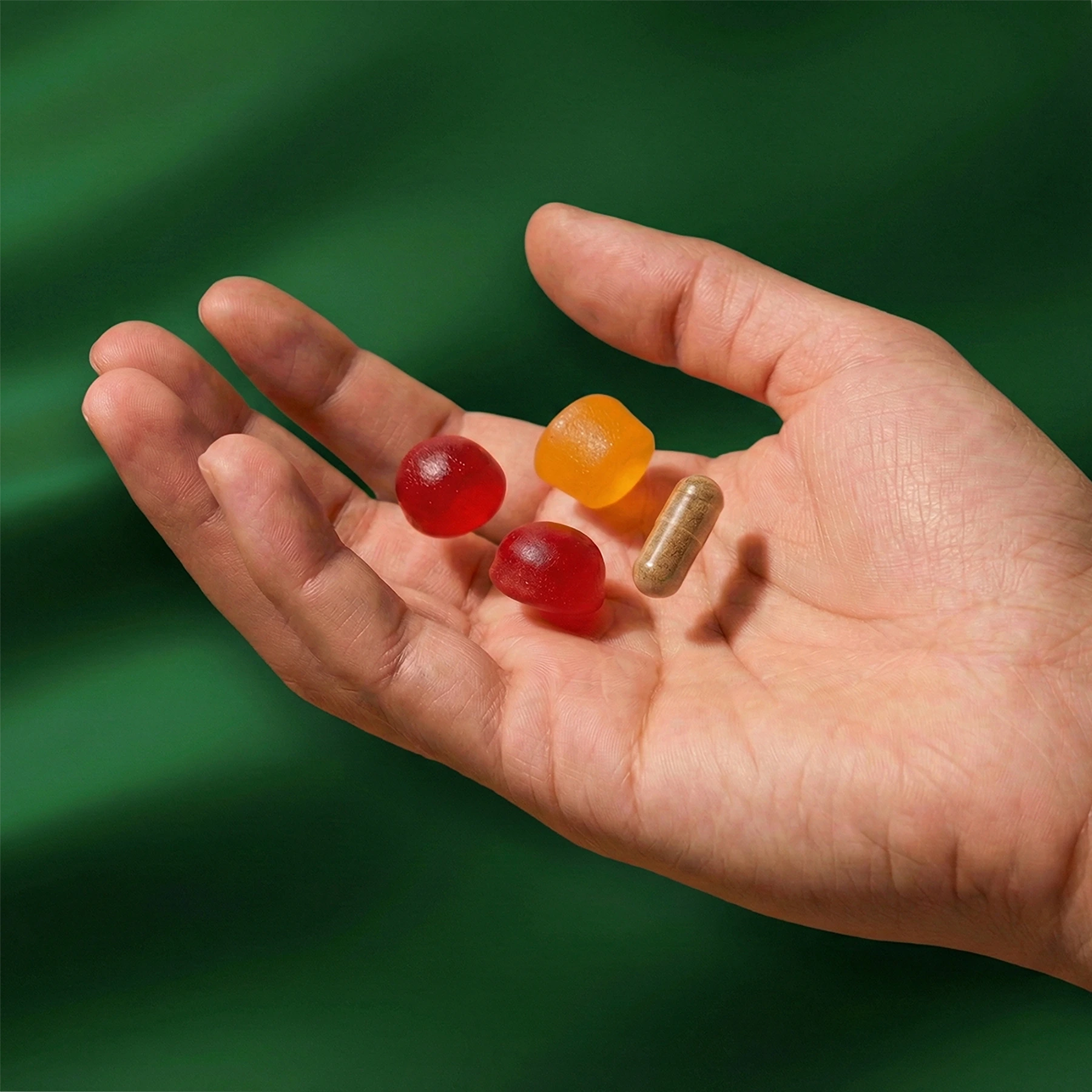 Illustration de deux gummies de Lion's Mane, un gummy de Curcuma & Gingembre et une gélule de probiotiques, de la cure Digestion & Esprit Aqila